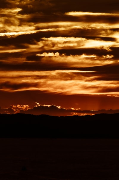 日落时的橙色云彩照片